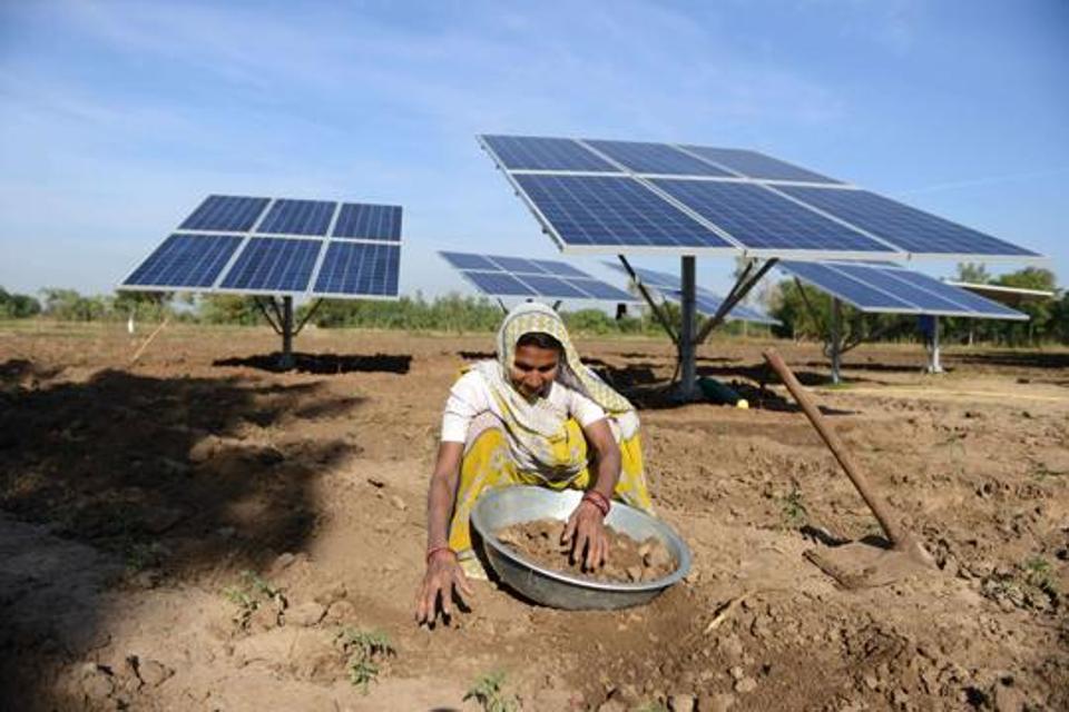 在偏远的村庄，太阳能光伏水泵系统很受欢迎
