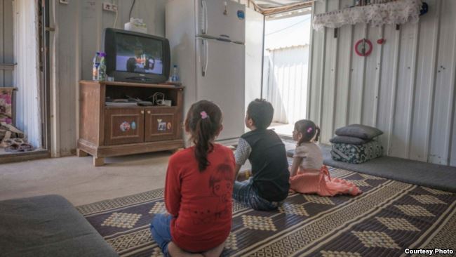 太阳能光伏发电站，让叙利亚难民的小孩能够看电视，晚上能够更多时间学习等。