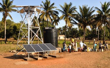 在C’garh，超过12000套太阳能光伏水泵被分发到农民那里