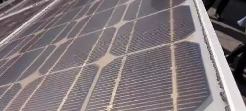 泛黄的太阳能电池组件